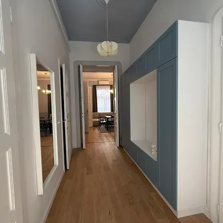 3br Modern For 8 Brand New